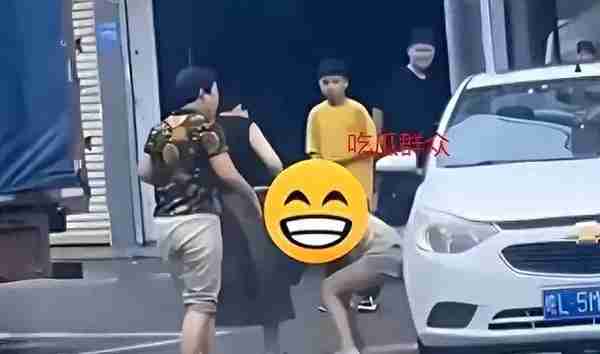 天降奇闻！女子车内出轨，被原配一把从车里拖出来没穿外衣全程