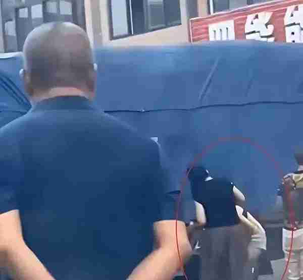 天降奇闻！女子车内出轨，被原配一把从车里拖出来没穿外衣全程