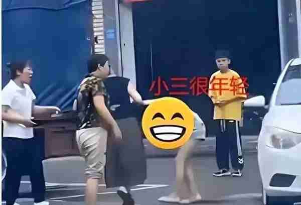 天降奇闻！女子车内出轨，被原配一把从车里拖出来没穿外衣全程