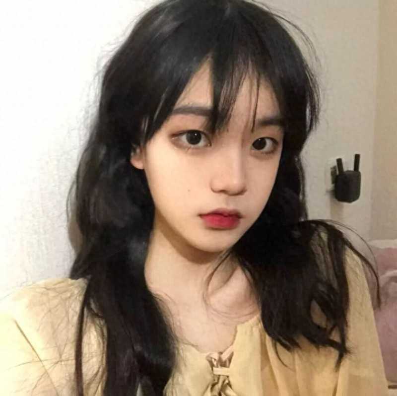 网络奇闻引发热议：年轻情侣亲密时刻遭遇意外