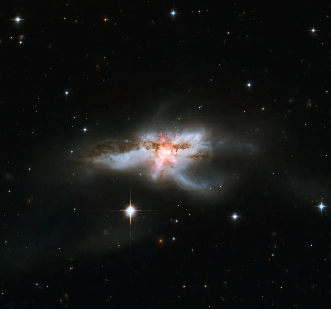 75亿光年外，有什么东西似乎逃离了星系，哈勃疑似拍到尾迹